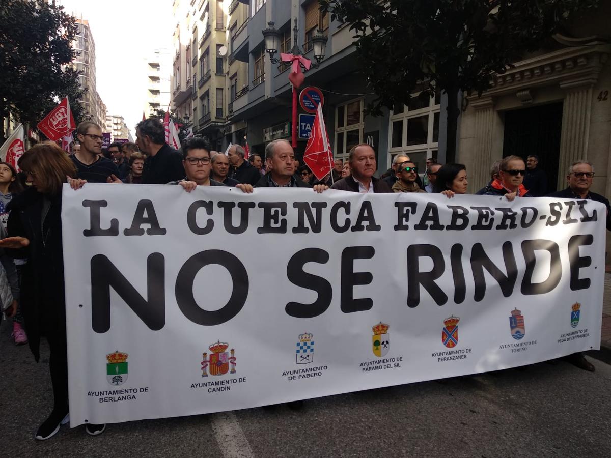 Cientos de personas salen a la calle en defensa del Bierzo y la provincia.