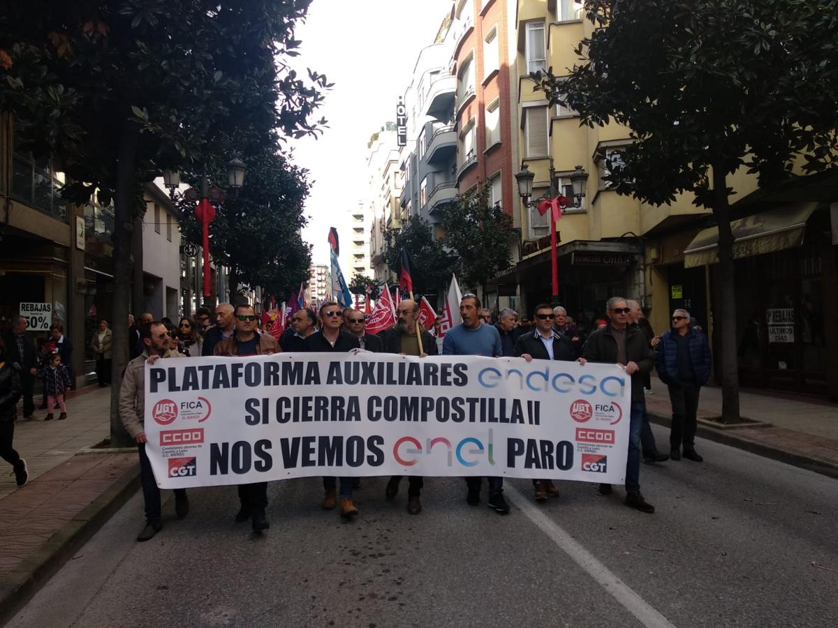 Cientos de personas salen a la calle en defensa del Bierzo y la provincia.