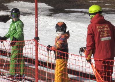 Imagen secundaria 1 - En San Isidro, se disfruta y se aprende en la nieve