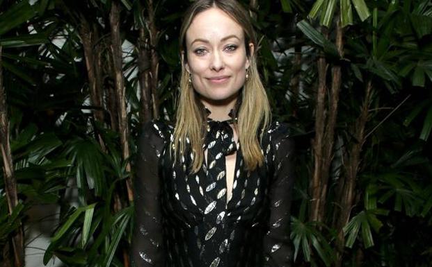 Imagen principal - Arriba, Olivia Wilde en la fiesta previa a los Oscar. Abajo, a la izquierda, la cantante Gwen Stefani y, a su lado, el vestido en la pasarela. A la derecha, Úrsula Corberó. 