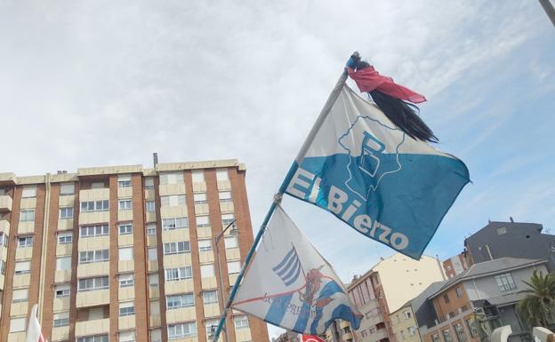 Galería. Las banderas del Bierzo se han levantado al aire este domingo.