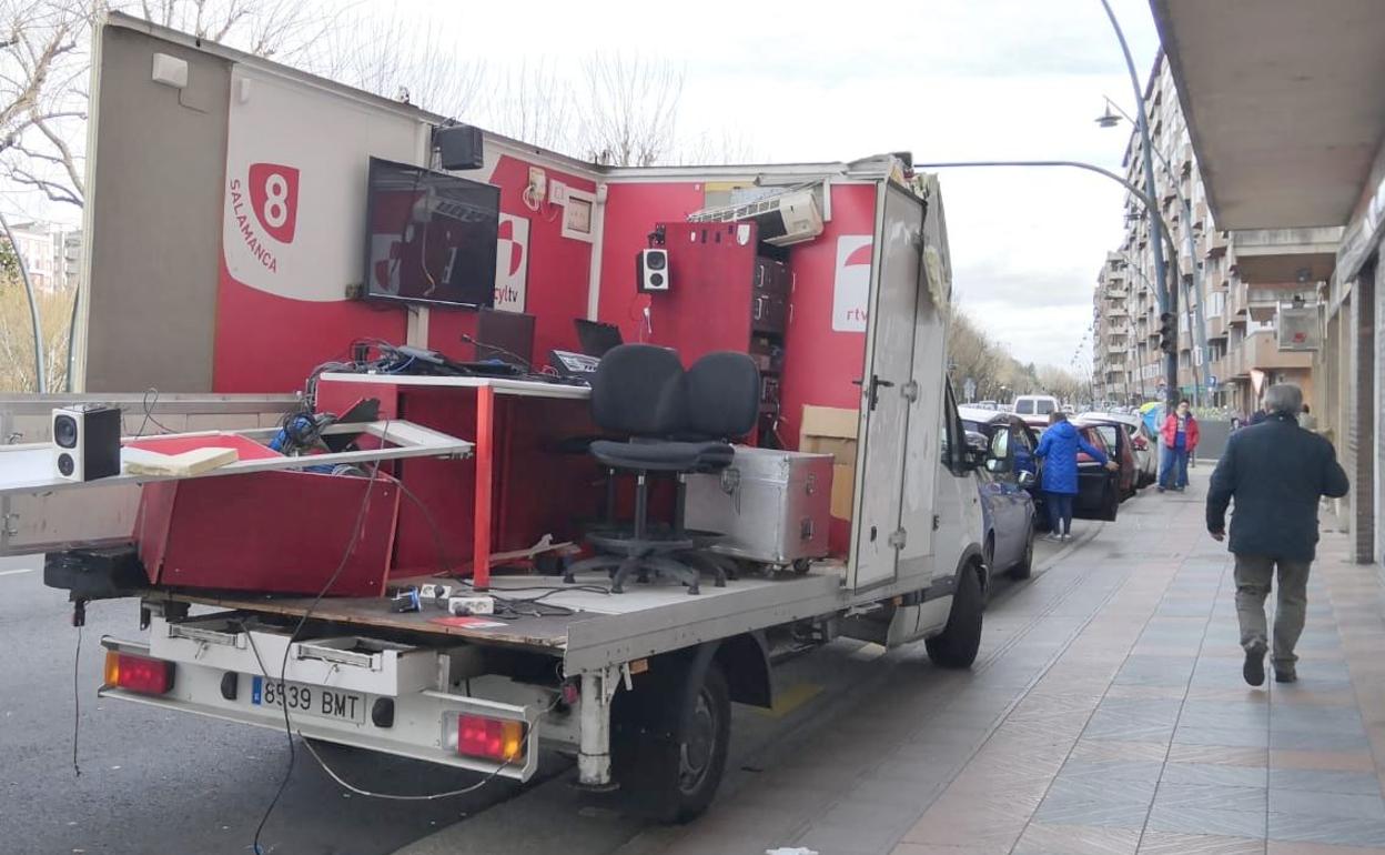 Imagen del lugar del accidente, con numeroso material sobre el asfalto tras el impacto.