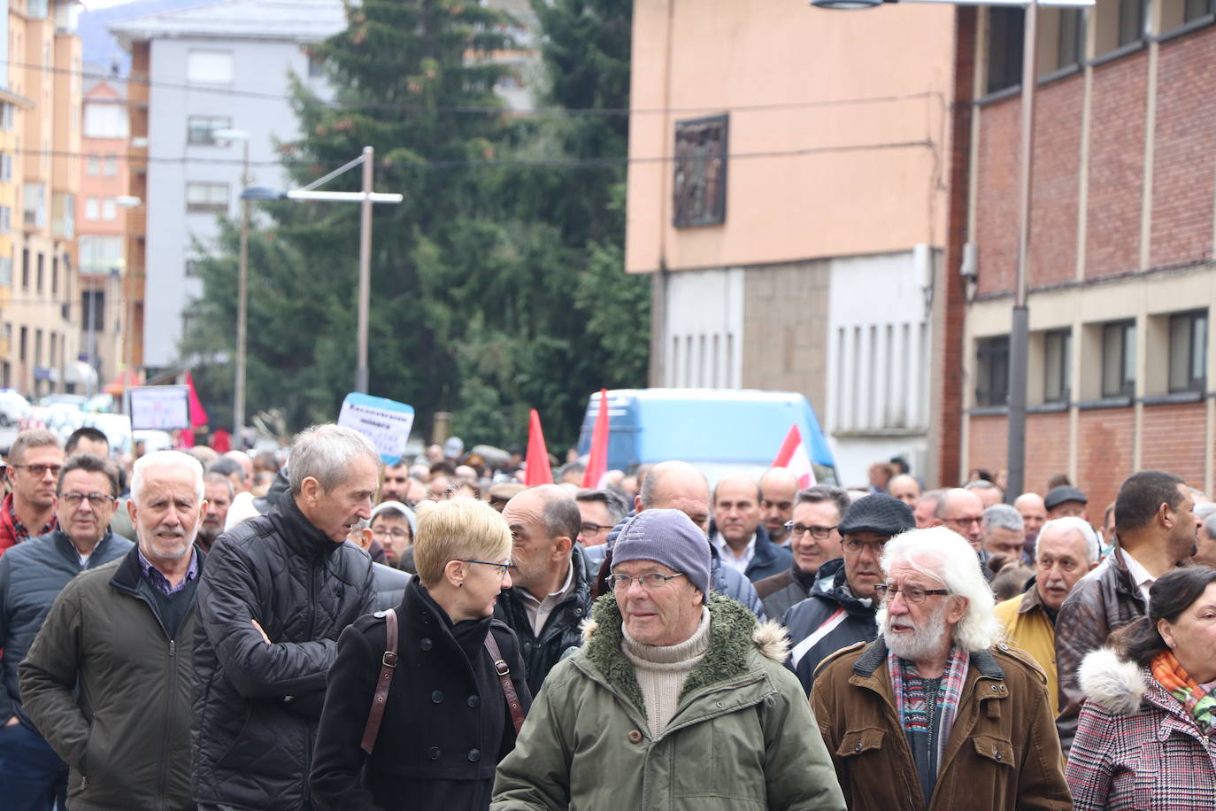 La capital de Laciana, Villablino, concentra el grito de toda una cormarca en defensa de su futuro.