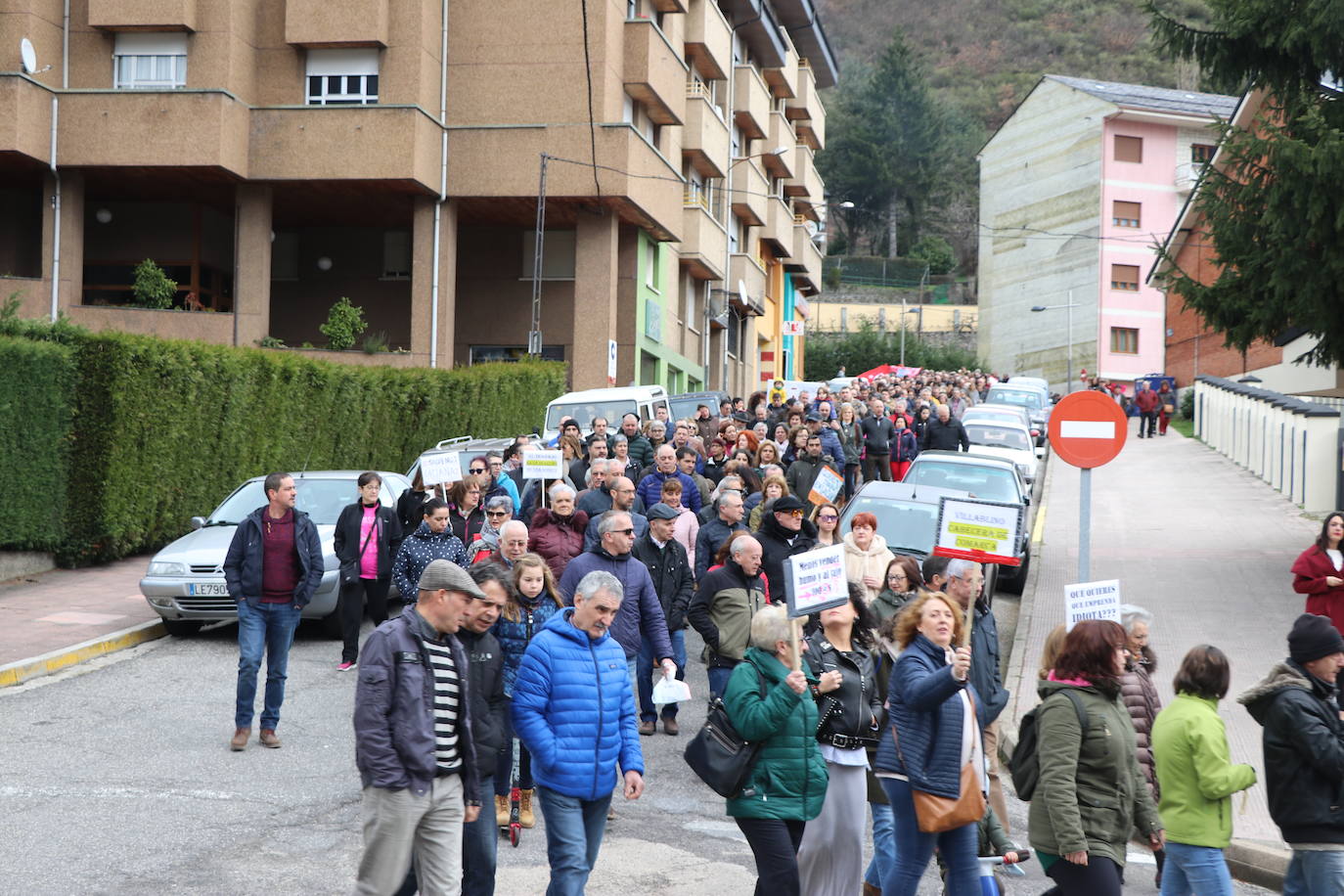 La capital de Laciana, Villablino, concentra el grito de toda una cormarca en defensa de su futuro.