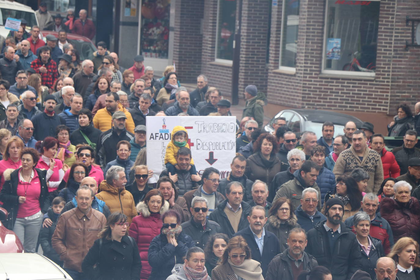 La capital de Laciana, Villablino, concentra el grito de toda una cormarca en defensa de su futuro.