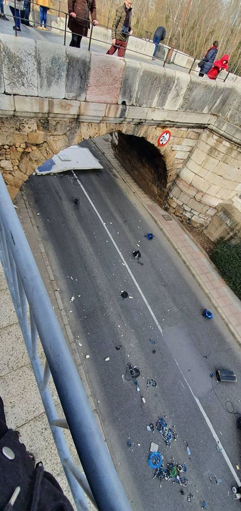 Una unidad móvil de televisión se empotra contra el ojo de San Marcos y destroza toda su cabina. La Policía Local interviene en el lugar y corta la circulación durante media hora.