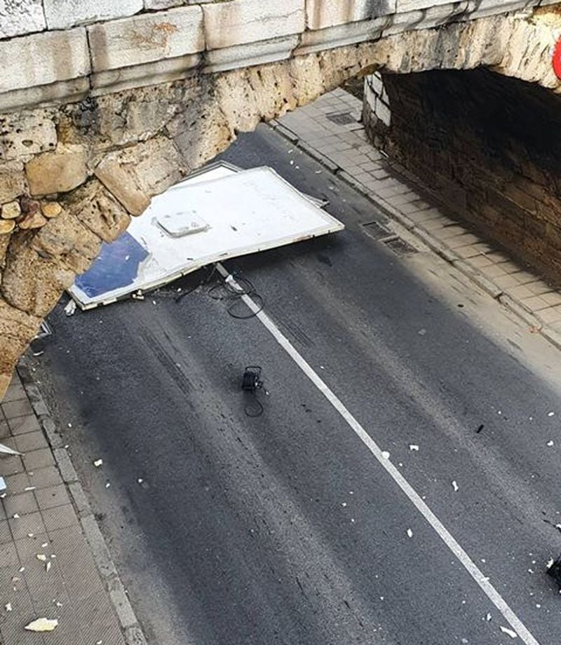 Una unidad móvil de televisión se empotra contra el ojo de San Marcos y destroza toda su cabina. La Policía Local interviene en el lugar y corta la circulación durante media hora.