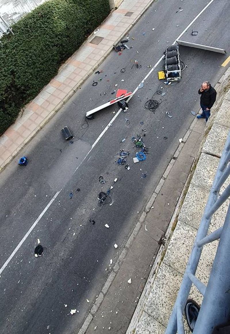 Una unidad móvil de televisión se empotra contra el ojo de San Marcos y destroza toda su cabina. La Policía Local interviene en el lugar y corta la circulación durante media hora.