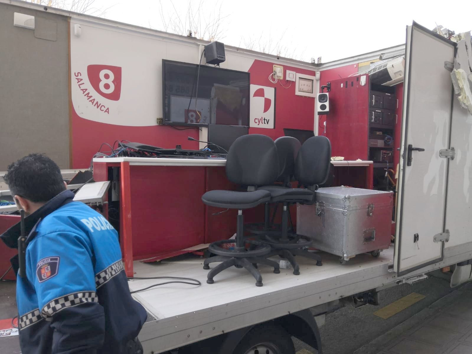 Una unidad móvil de televisión se empotra contra el ojo de San Marcos y destroza toda su cabina. La Policía Local interviene en el lugar y corta la circulación durante media hora.