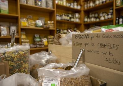 Imagen secundaria 1 - Arriba, economato ecológico Biolíbere, que funciona como cooperativa en Getafe. Debajo, detalles de graneles, formato que se momenta en estos establecimientos.