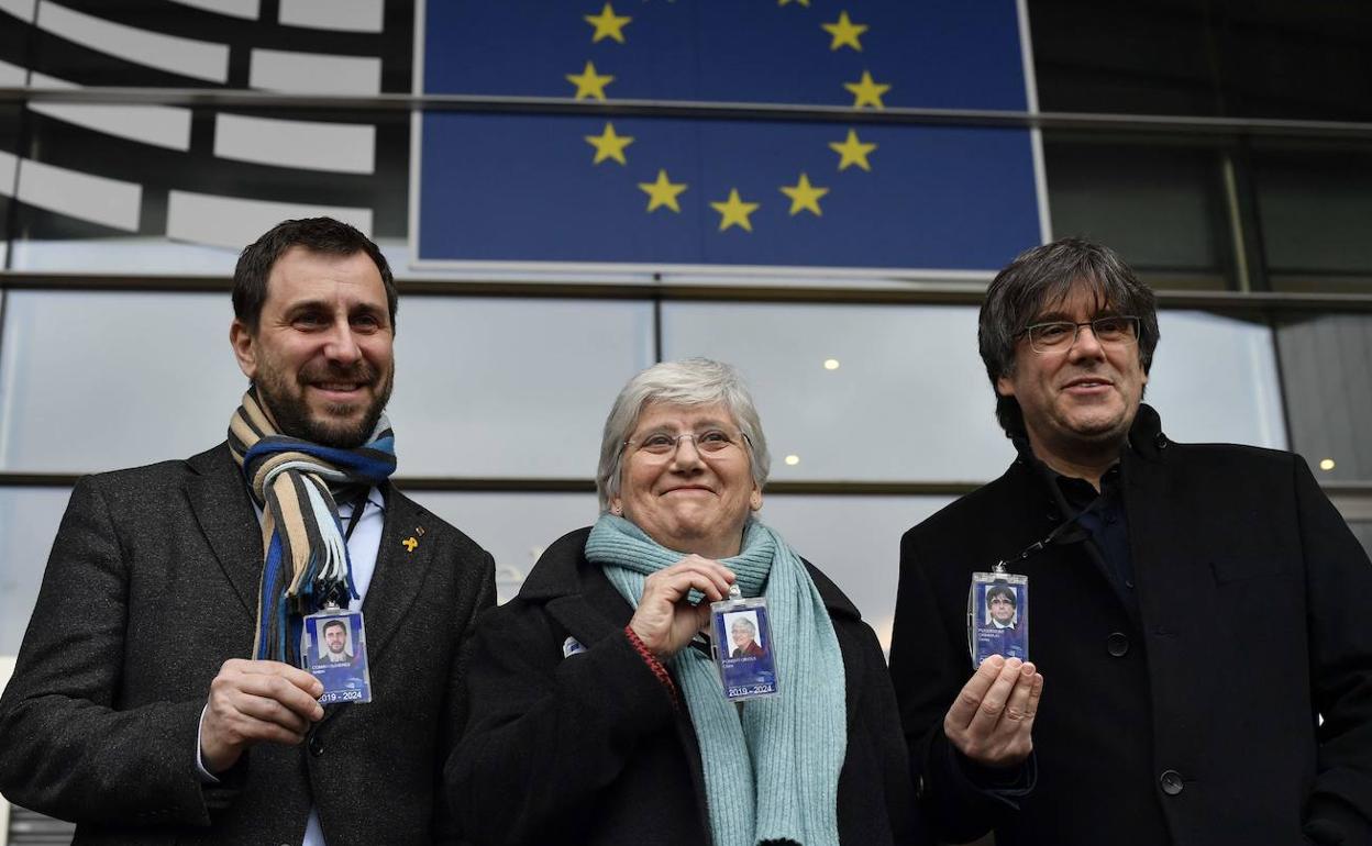 Los exconsellers Toni Comín y Clara Ponsatí, y el expresidente catalán Carles Puigdemont.