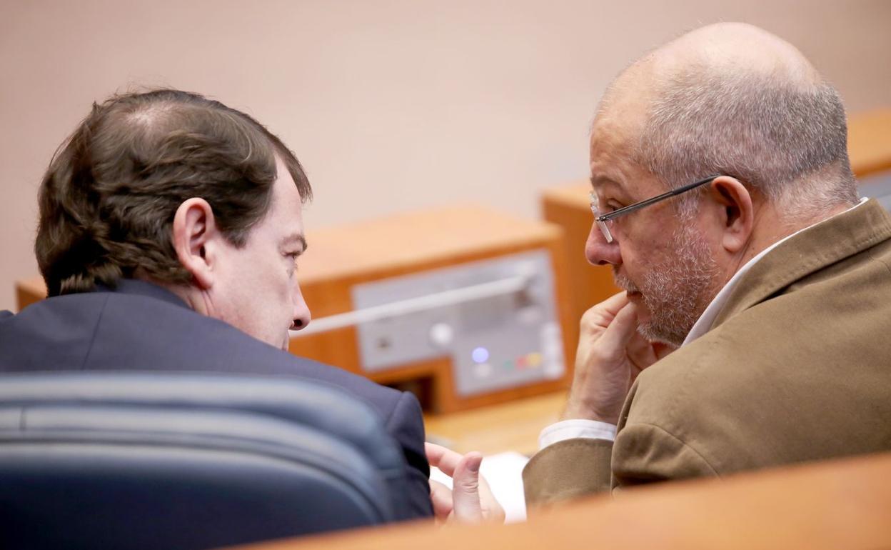 El presidente de la Junta, Alfonso Fernández Mañueco, y el vicepresidente de la Junta y consejero de Transparencia, Ordenación del Territorio y Acción Exterior, Francisco Igea, conversan durante un pleno. 