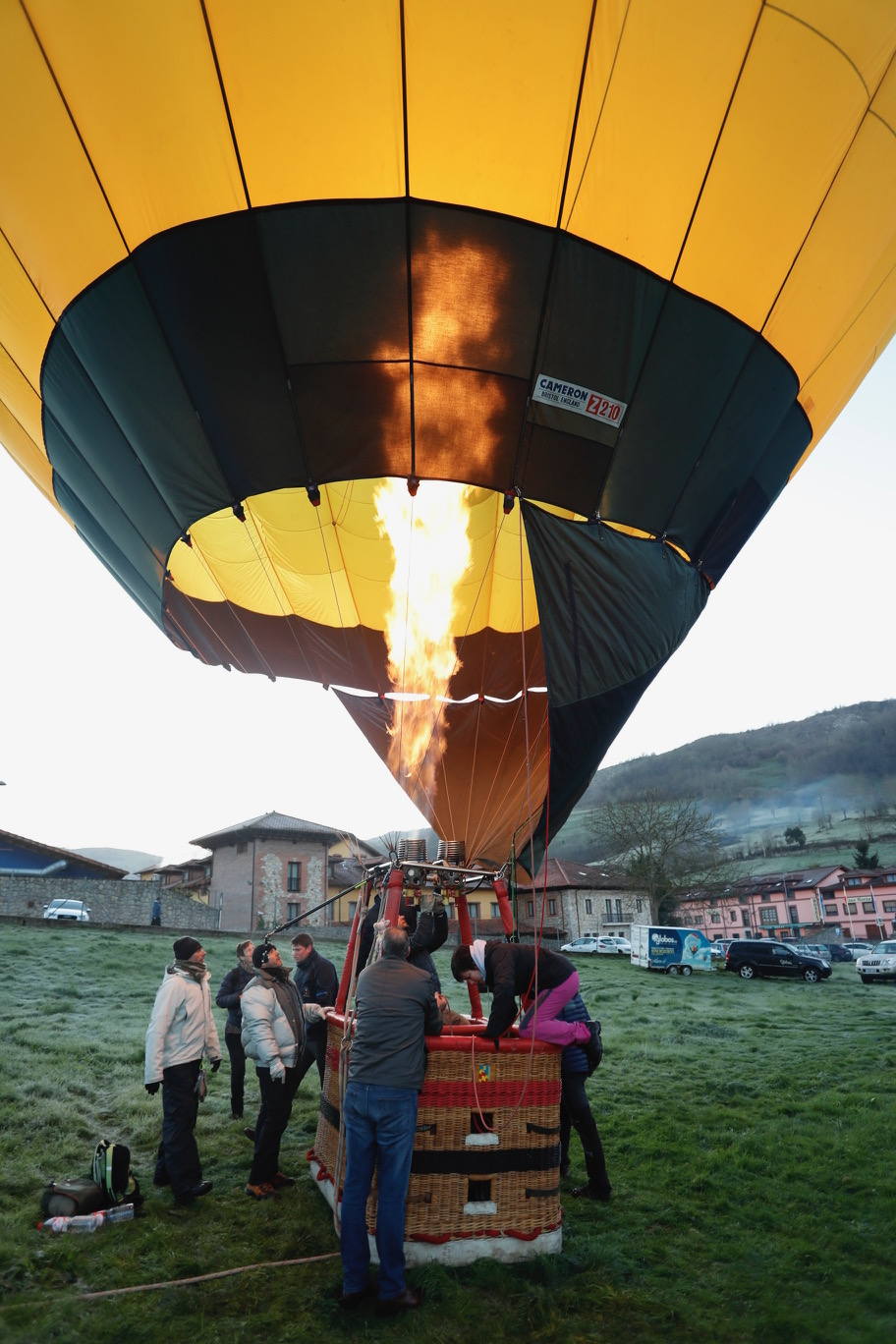 La travesía en globo sobre los Picos de Europa dejó este miércoles unas imágenes espectaculares. Una decena de participantes, procedentes de distintos puntos de España, participaron en esta prueba que se volvía a celebrar después de treinta años. Muchos de los participantes con amplia «experiencia en vuelos peculiares por todo el mundo: Antártida, Laponia, Báltico, Amazonas, Kilimanjaro, Aconcagua, Capadocia, Alpes y largas distancias en Europa», como recordó el organizador, Paco Bercial.