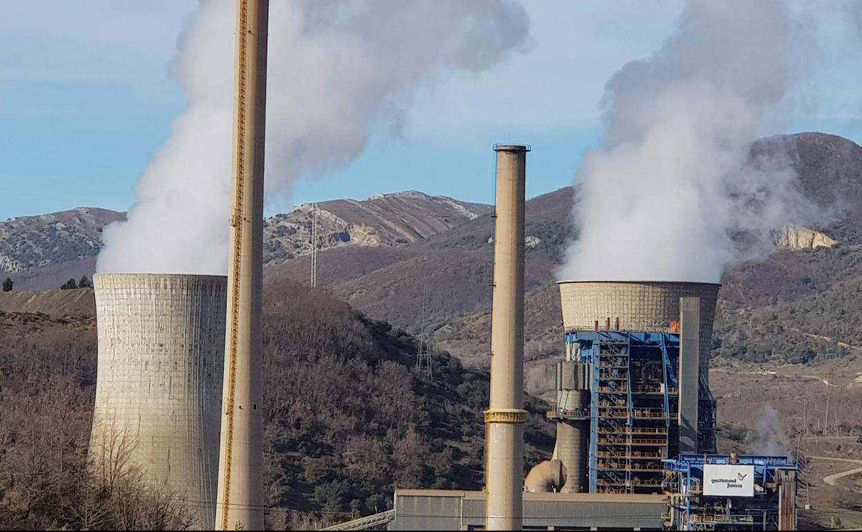 Imagen de la térmica de La Robla, en estos días en plena actividad.