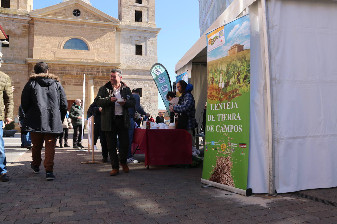 La Feria de Febrero de Valencia de Don Juan ha disfrutado este viernes de una de las legumbres más sabrosas y sanas de la gastronomía local. La lenteja IGP Tierra de Campos ha repartido raciones de este manjar entre los asistentes, para degustar de primera mano las bondades de esta legumbre.