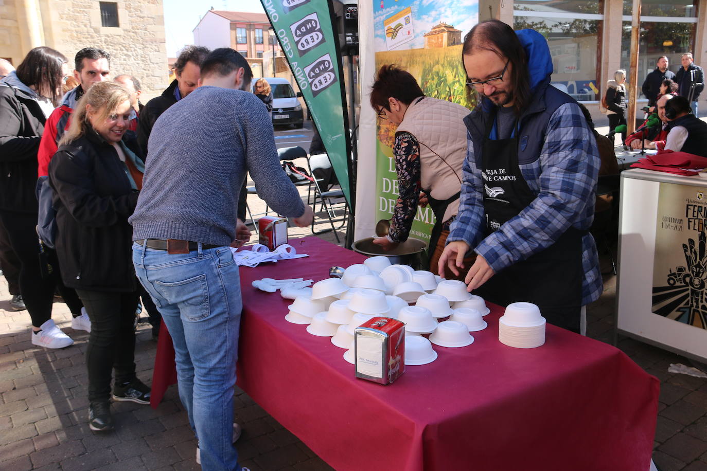 La Feria de Febrero de Valencia de Don Juan ha disfrutado este viernes de una de las legumbres más sabrosas y sanas de la gastronomía local. La lenteja IGP Tierra de Campos ha repartido raciones de este manjar entre los asistentes, para degustar de primera mano las bondades de esta legumbre.