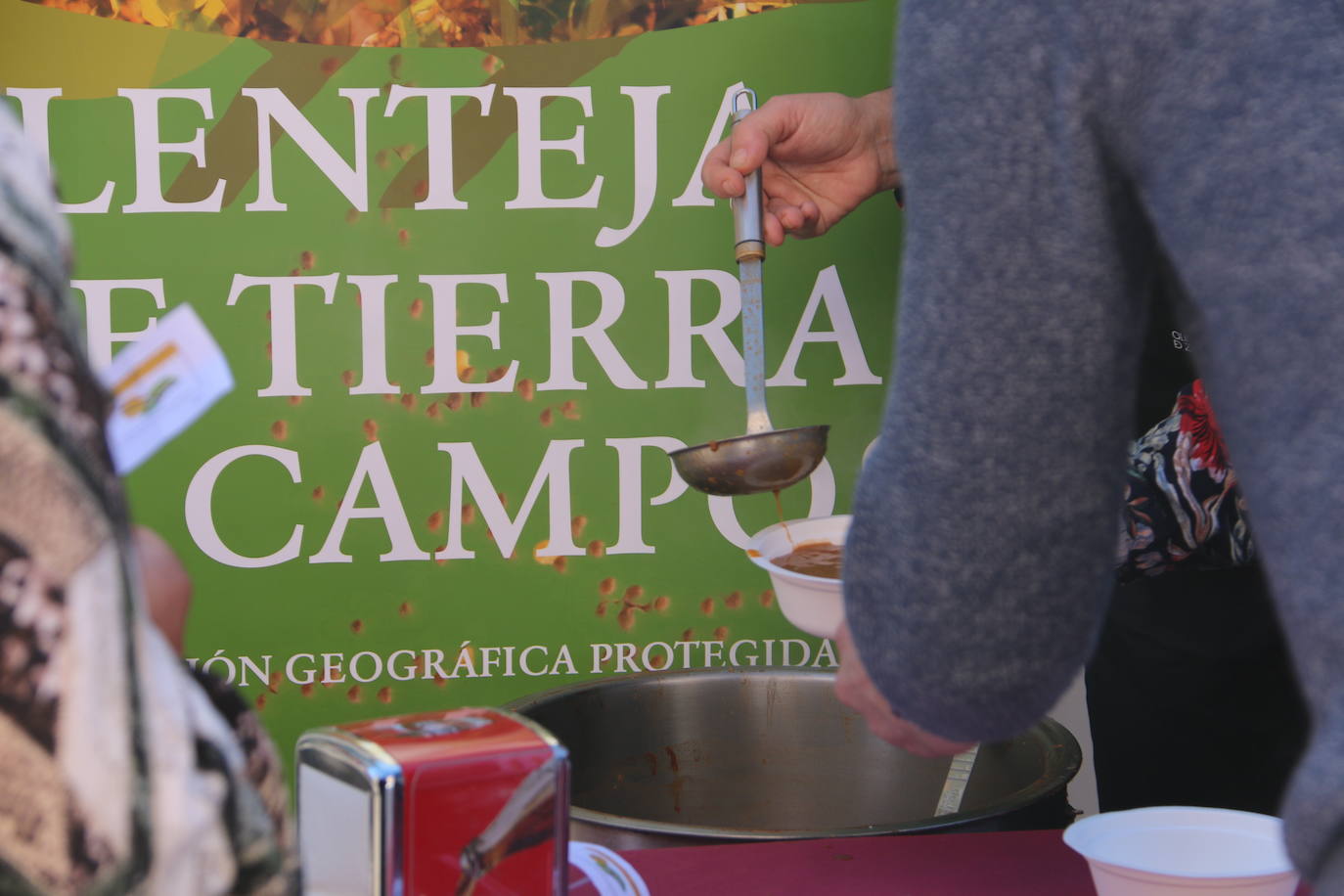 La Feria de Febrero de Valencia de Don Juan ha disfrutado este viernes de una de las legumbres más sabrosas y sanas de la gastronomía local. La lenteja IGP Tierra de Campos ha repartido raciones de este manjar entre los asistentes, para degustar de primera mano las bondades de esta legumbre.