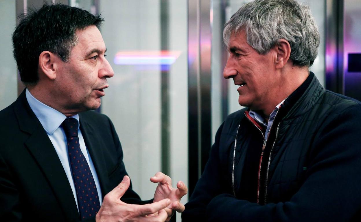 Bartomeu conversa con Setién, en una imagen de archivo.