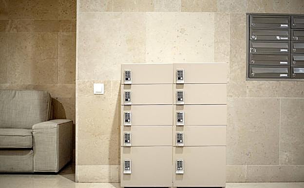 Taquilla de Citibox ubicada en el portal de un edificio de viviendas de Madrid.