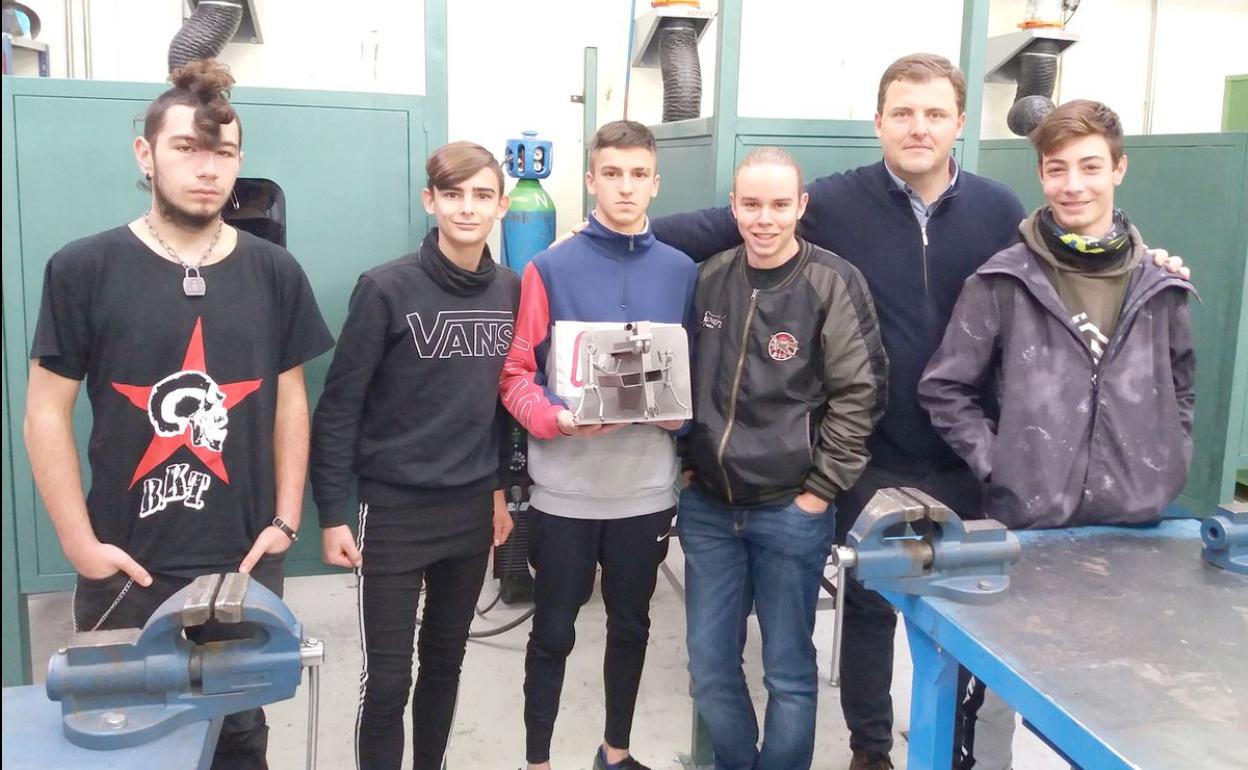 Fotografía de los alumnos reconocidos con el premio en el concurso en prevención de riesgos laborales.