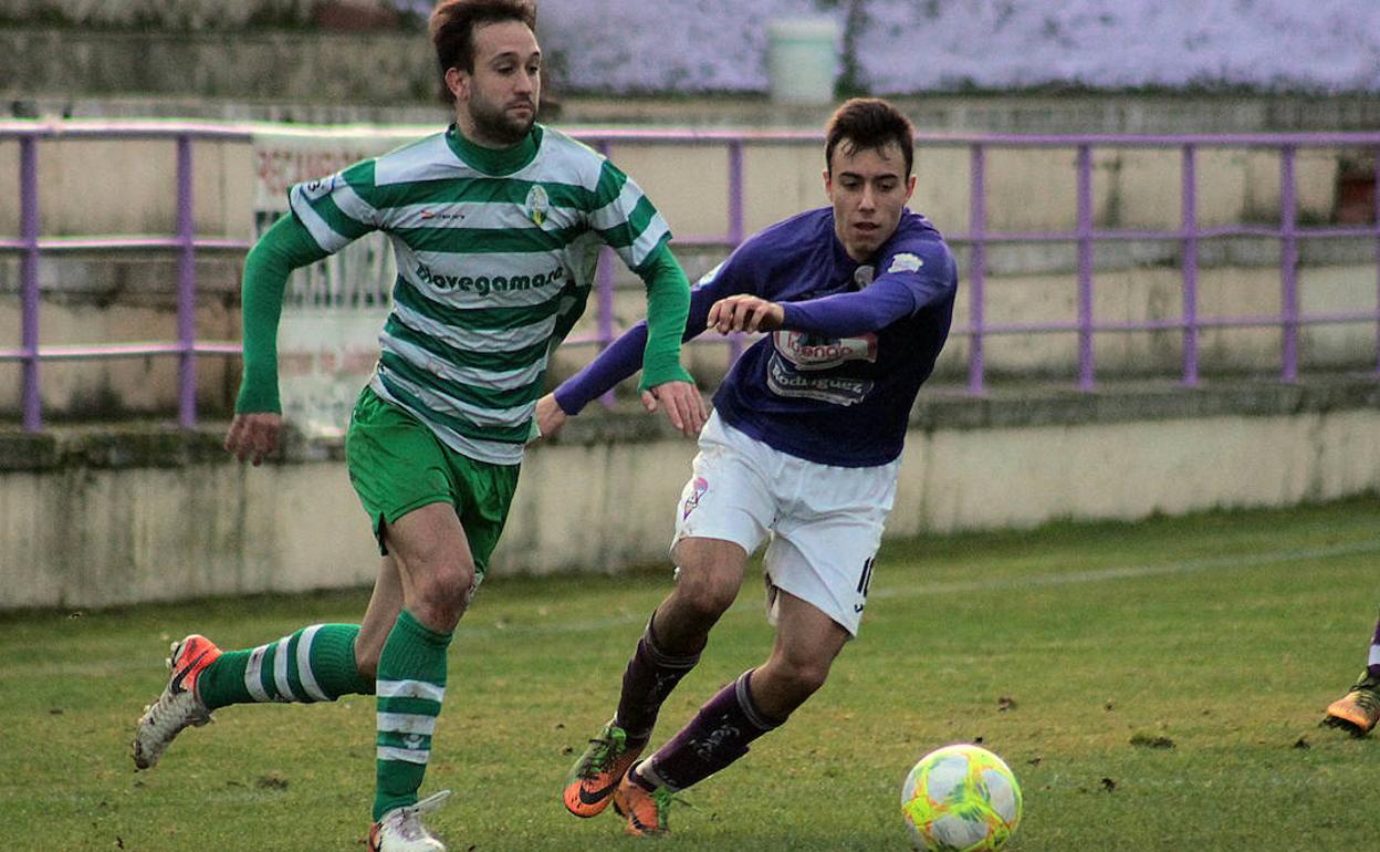 Un lance del partido entre La Virgen y La Bañeza.