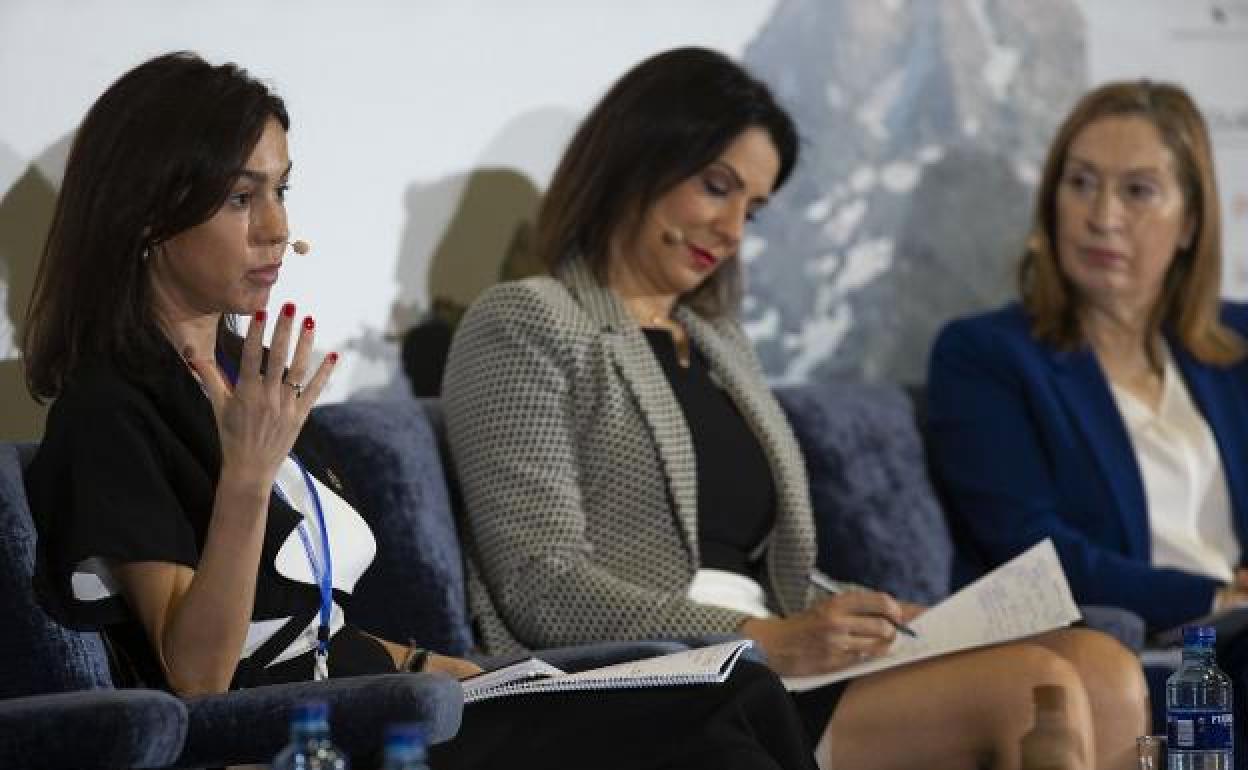 La presidenta de Adif, Isabel Pardo de Vera, la presentadora Silvia Jato, y la exministra y diputada del PP, Ana Pastor, en Oviedo.