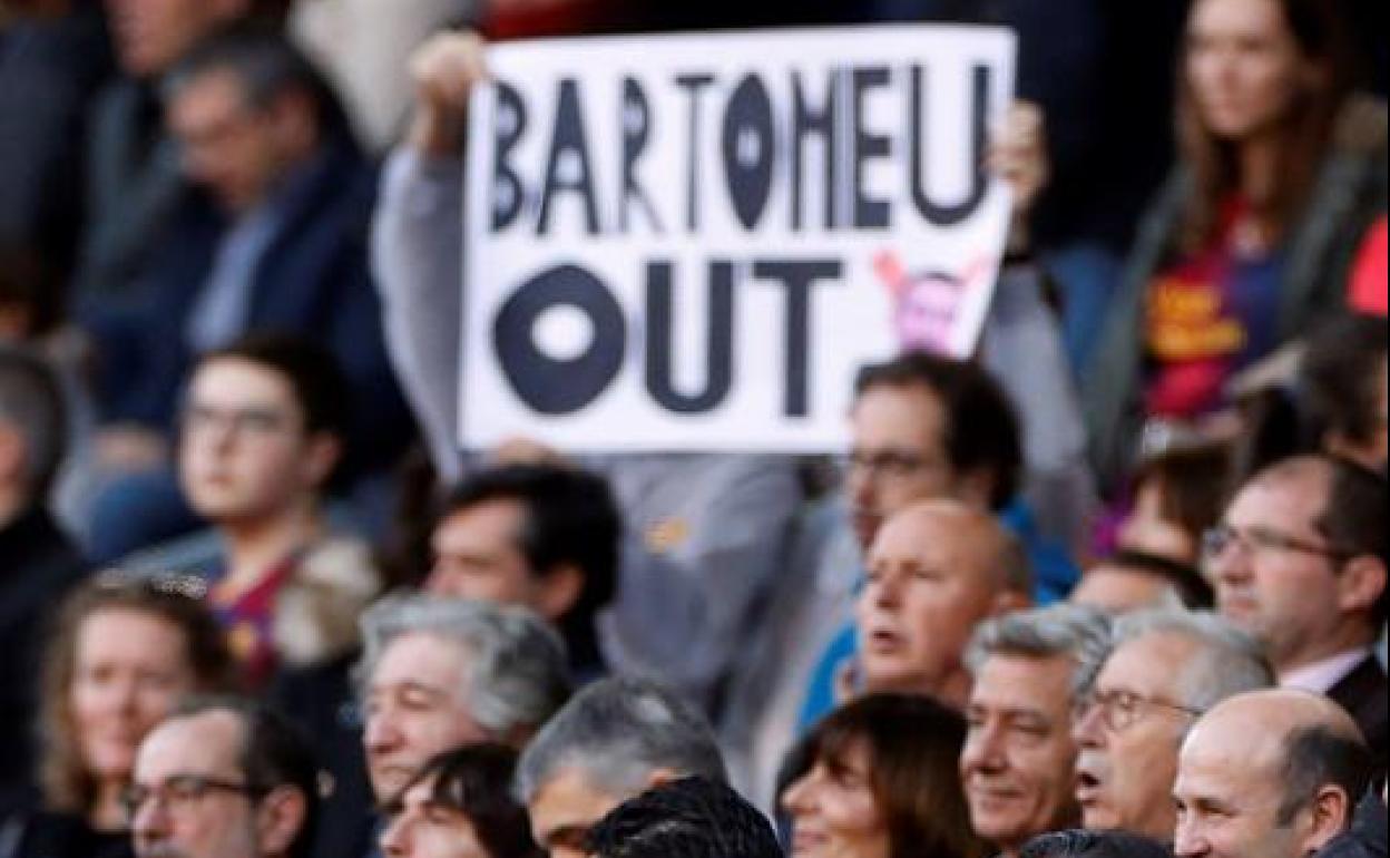 Pancarta contra Josep Maria Bartomeu en el Camp Nou. 