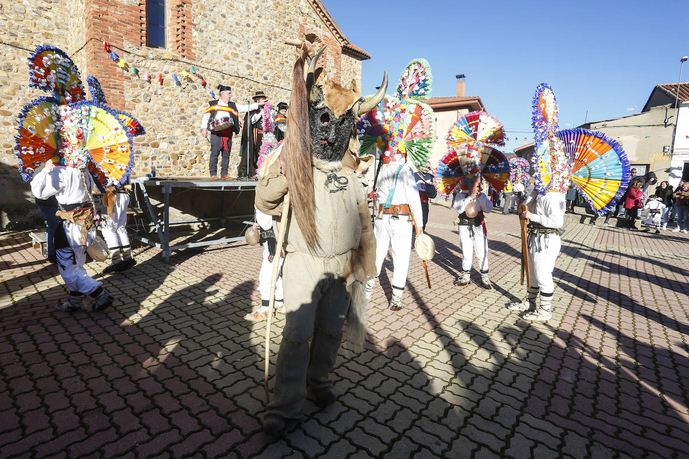 Fotos: Tradicional antruejo en la localidad leonesa de Llamas de la Ribera