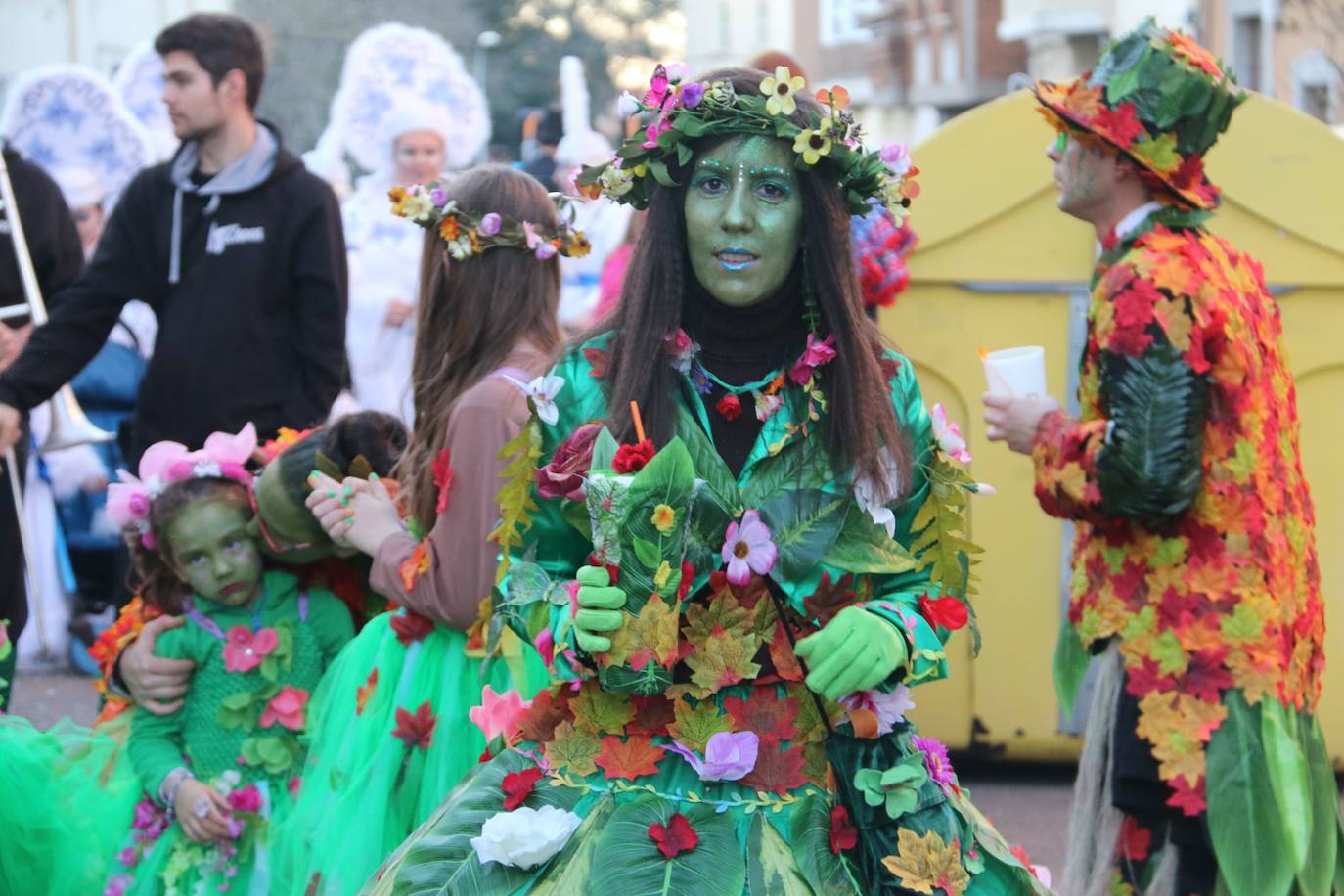 Fotos: Una marea de color y diversión en La Bañeza