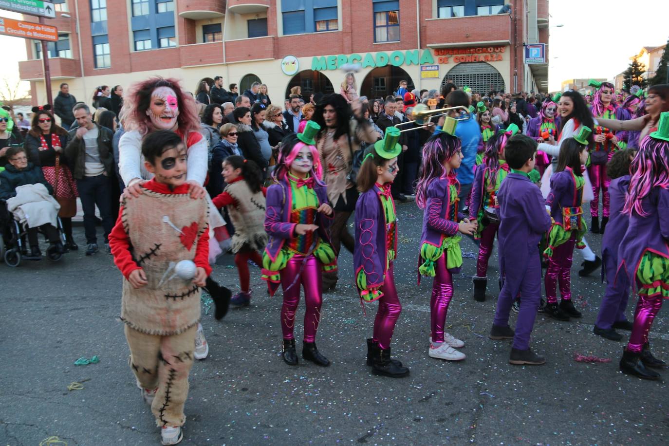 Fotos: Una marea de color y diversión en La Bañeza