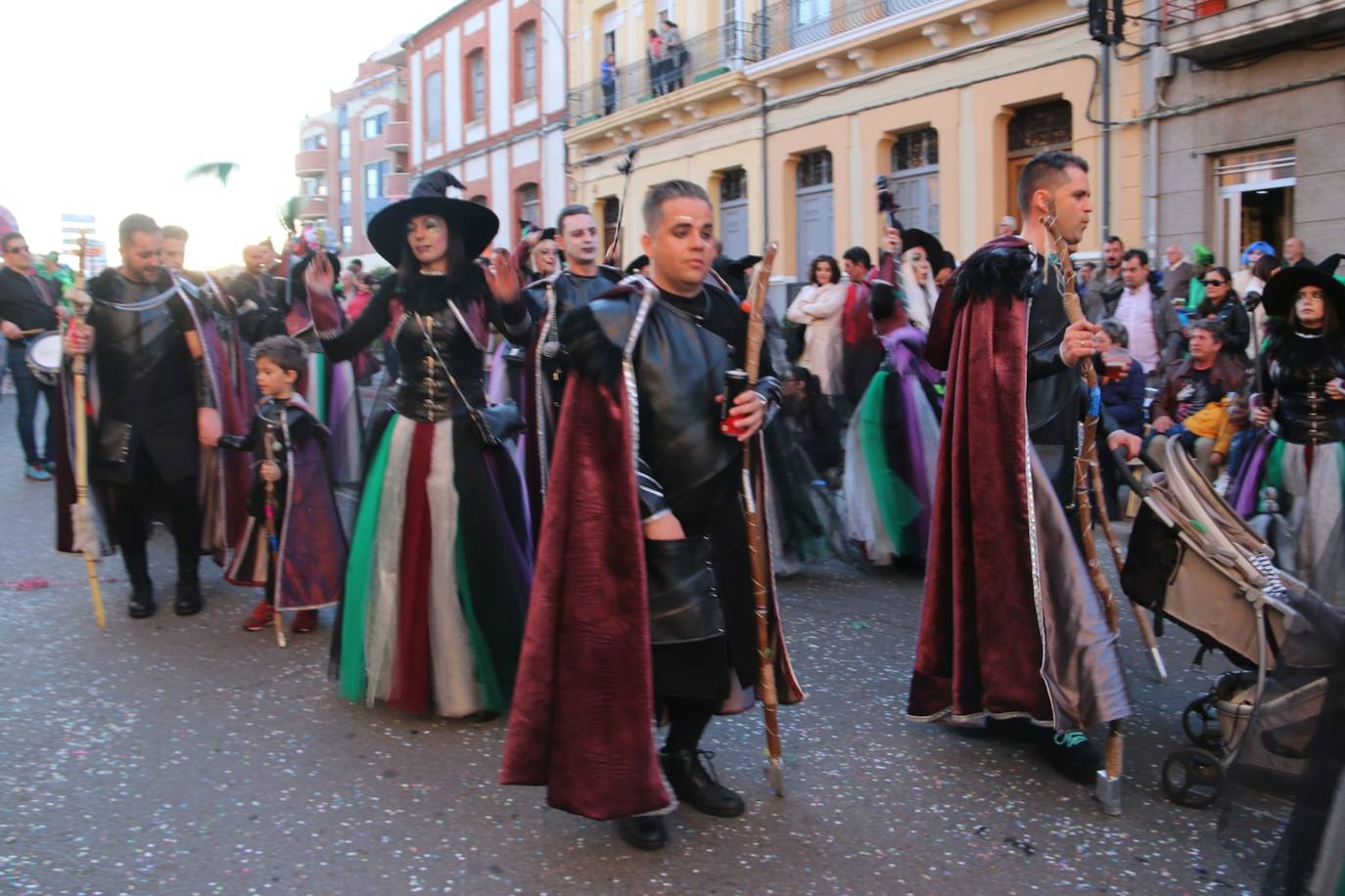 Fotos: Una marea de color y diversión en La Bañeza