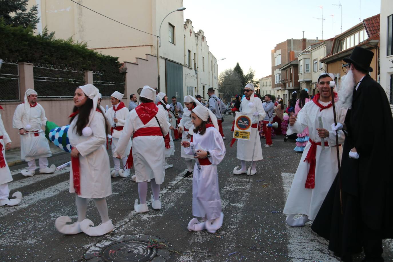 Fotos: Una marea de color y diversión en La Bañeza