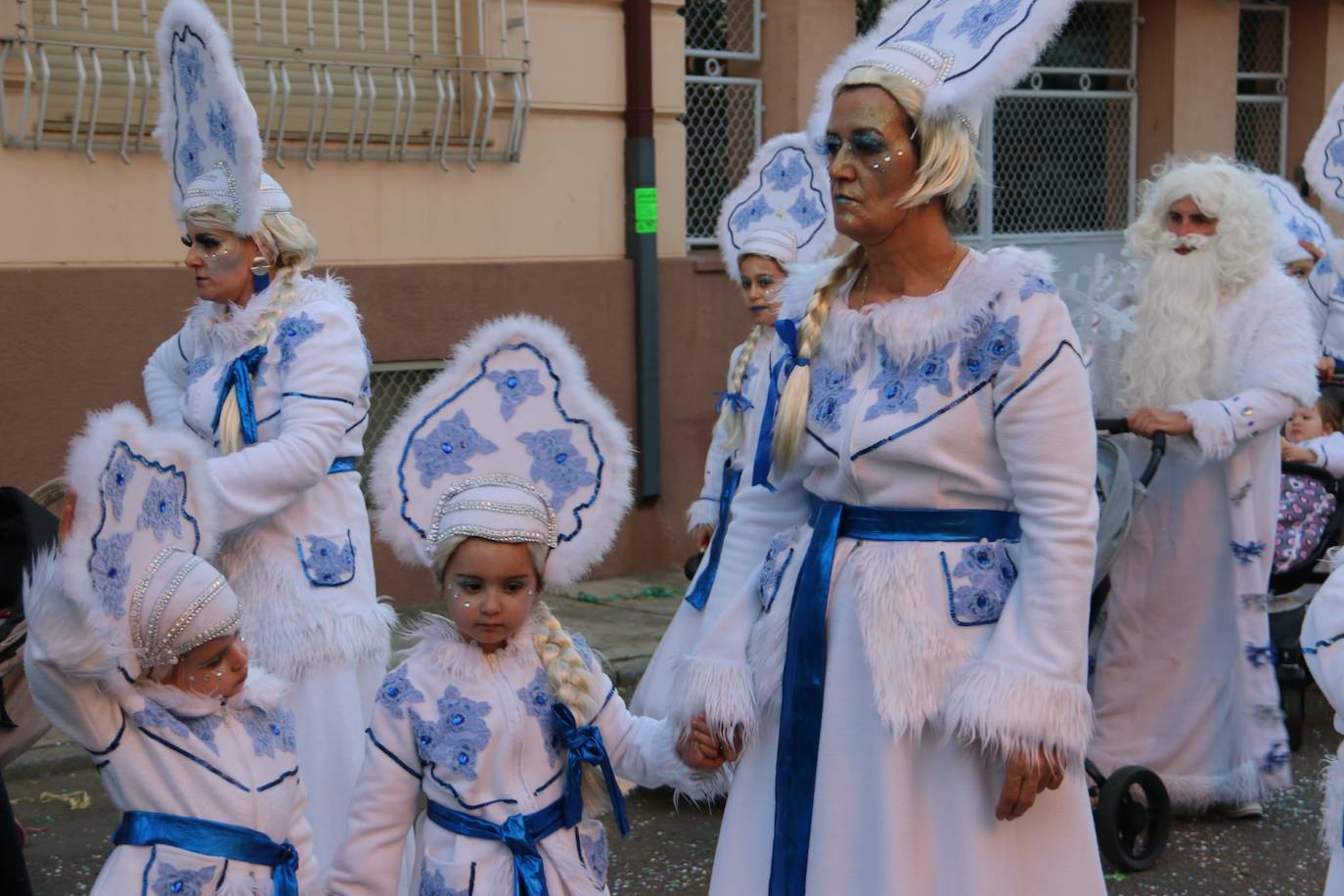 Fotos: Una marea de color y diversión en La Bañeza