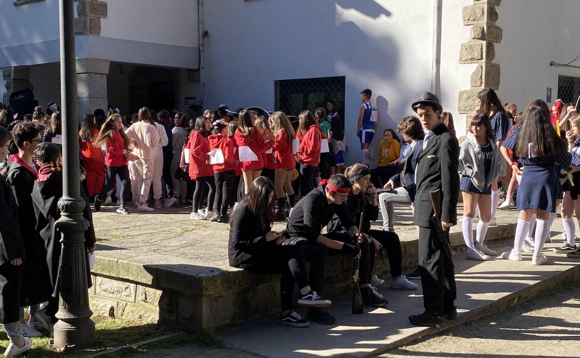 Jóvenes esperando el inicio del Rompecabezas.