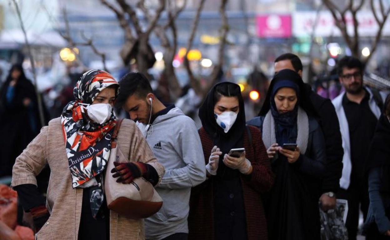 Ciudadanos iraníes se protegen con mascarillas en Teherán 