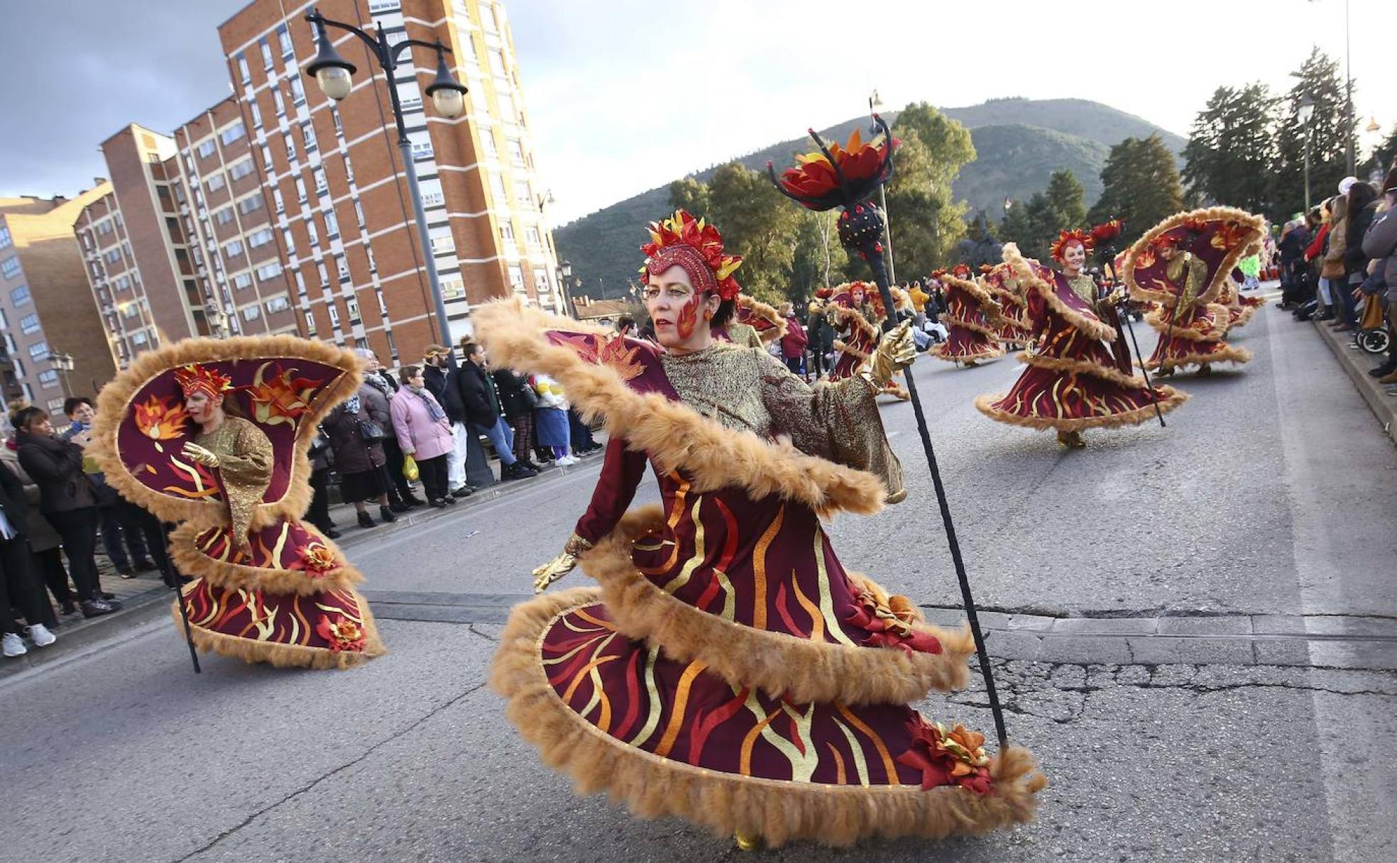 La Peña La Corona durante el desfile.