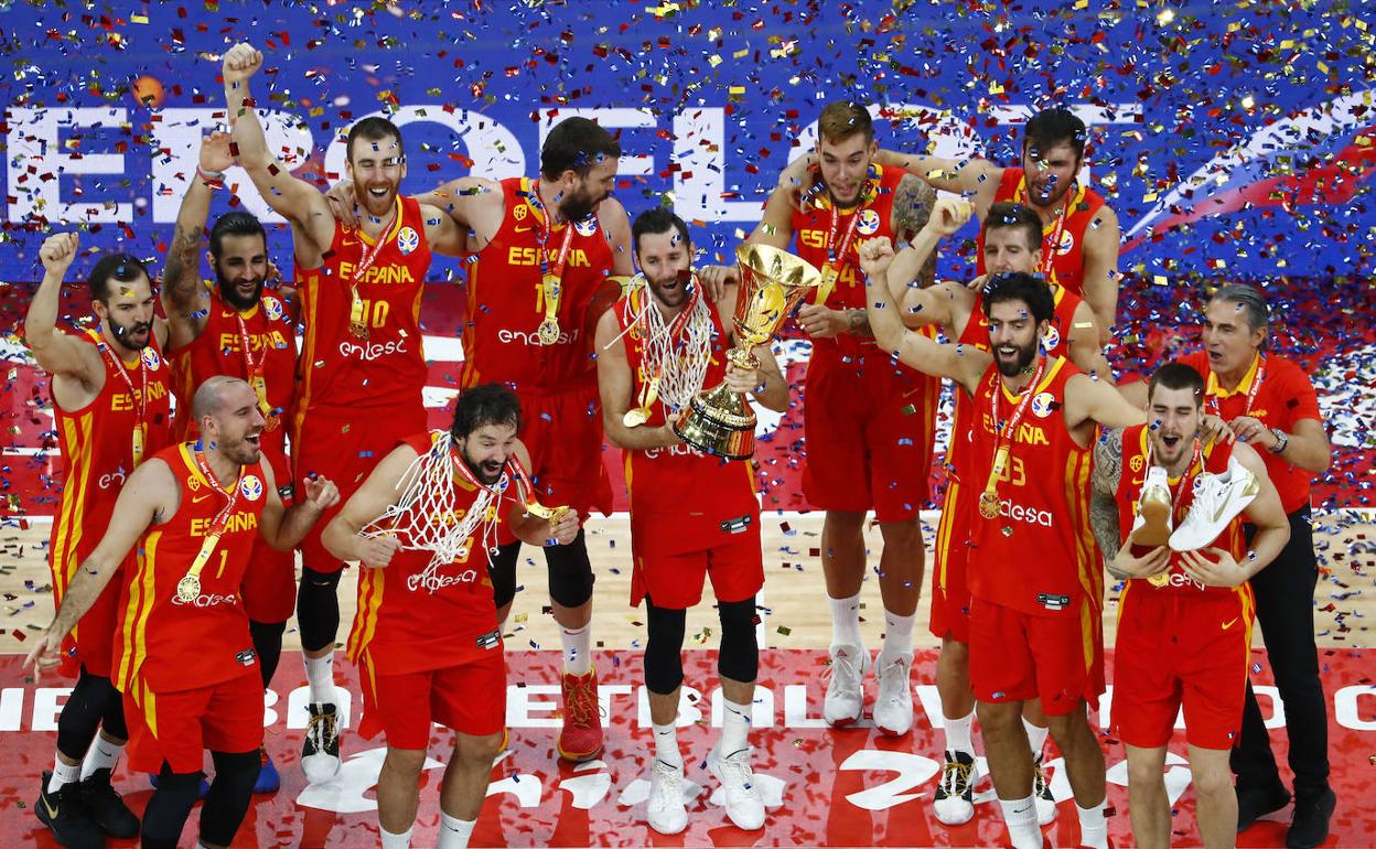 Los jugadores de la selección española de baloncesto celebran el oro mundial en China en 2019.