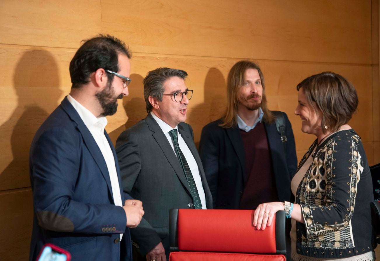 El consejero de Fomento y Medio Ambiente, Juan Carlos Suárez-Quiñones, comparece a petición propia ante la Comisión de Fomento y Medio Ambiente de las Cortes de Castilla y León para informar de la enajenación de vehículos de los Servicios Territoriales de Medio Ambiente.