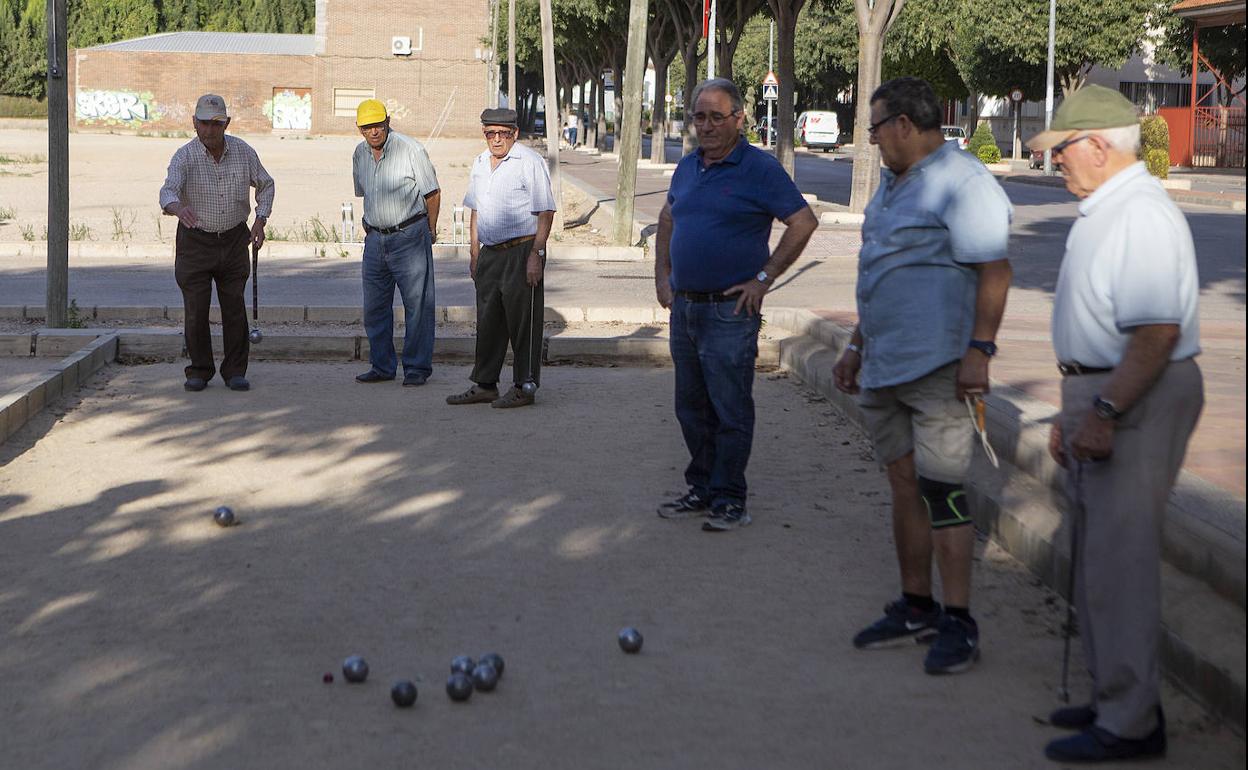 Grupo de jubilados en un parque.