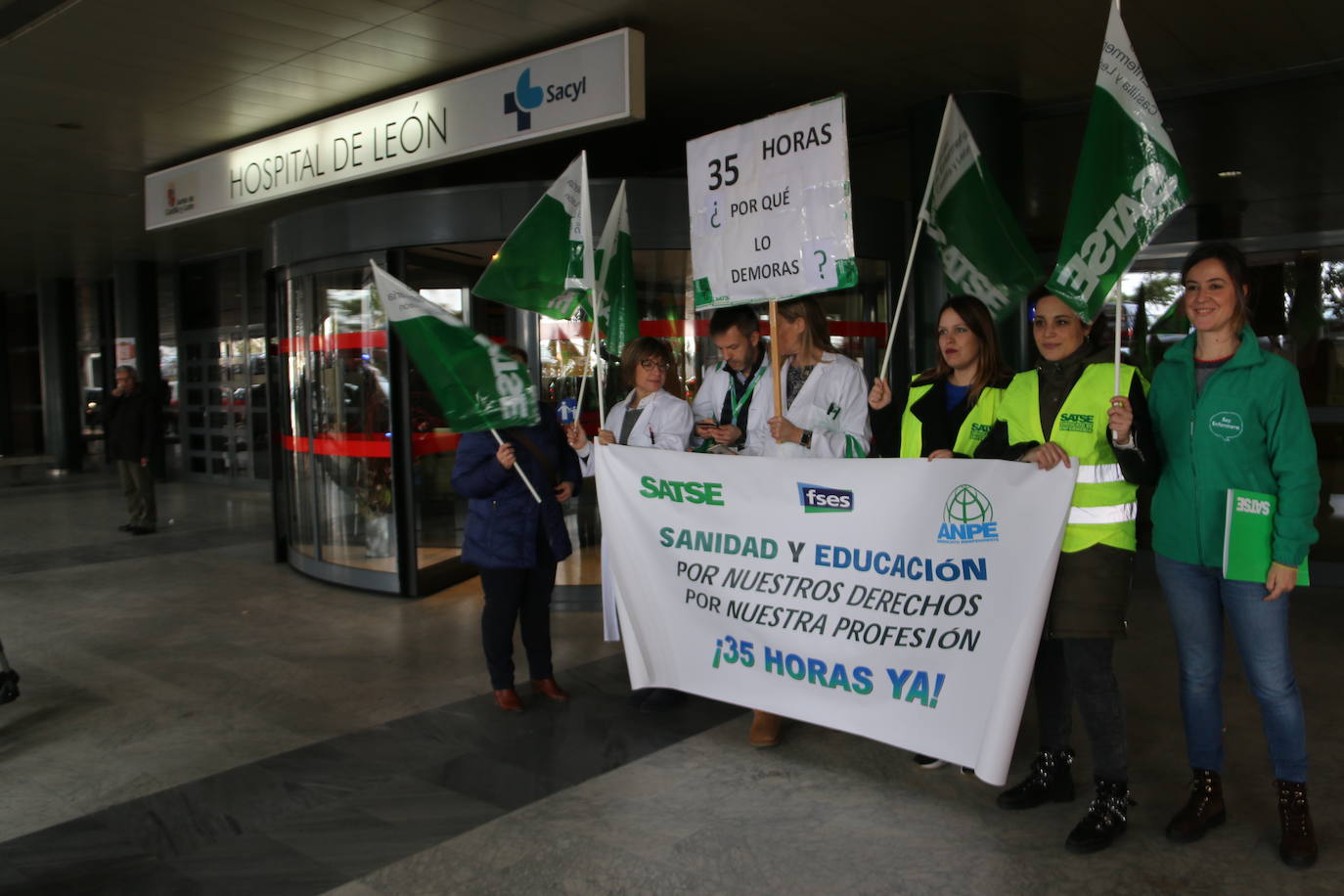 Fotos: Concentración de Satse por las 35 horas semanales