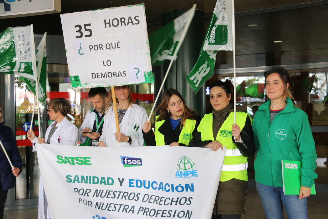 Fotos: Concentración de Satse por las 35 horas semanales