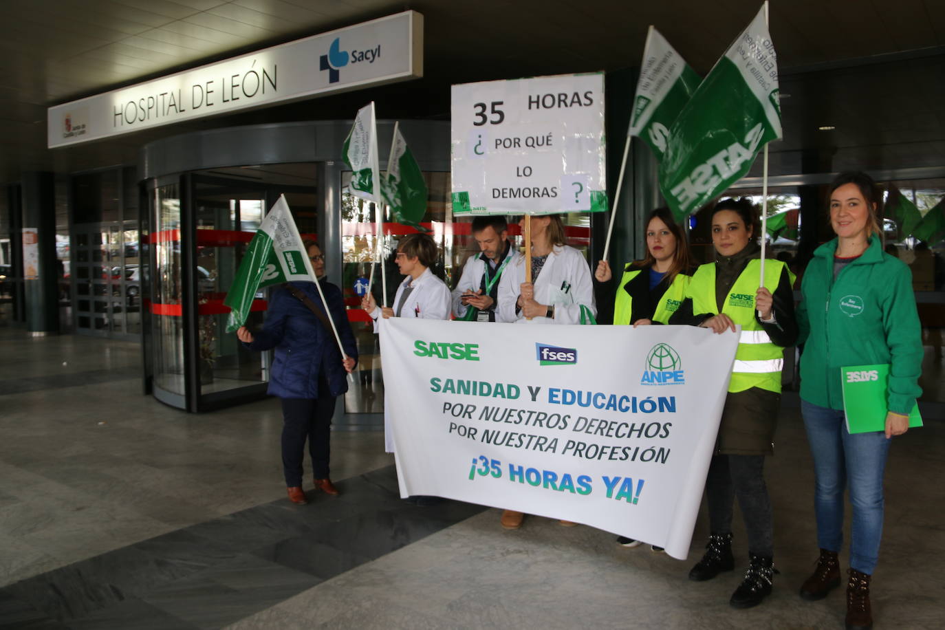 Fotos: Concentración de Satse por las 35 horas semanales