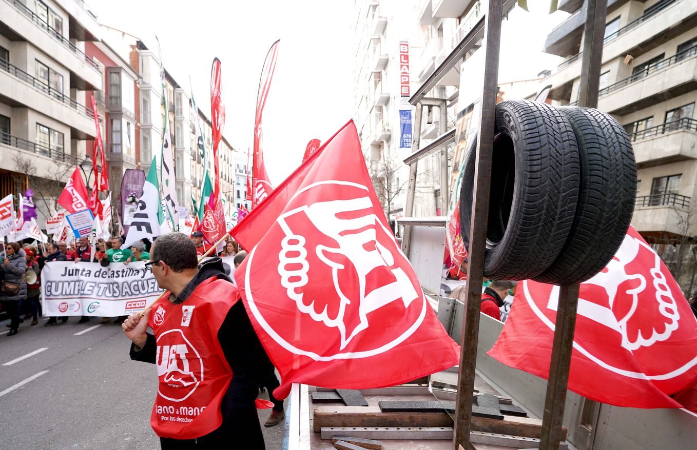 UGT, CSIF y CCOO celebran una manifestación para reivindicar el cumplimiento del acuerdo con la Junta sobre las 35 horas. 