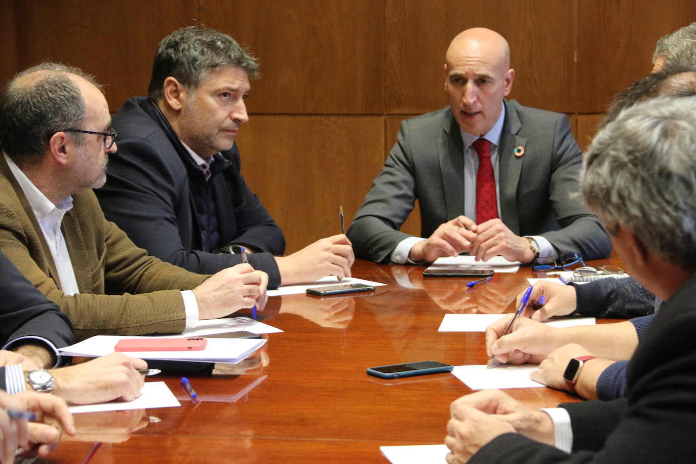 Fotos: Reunión previa a la Mesa por León