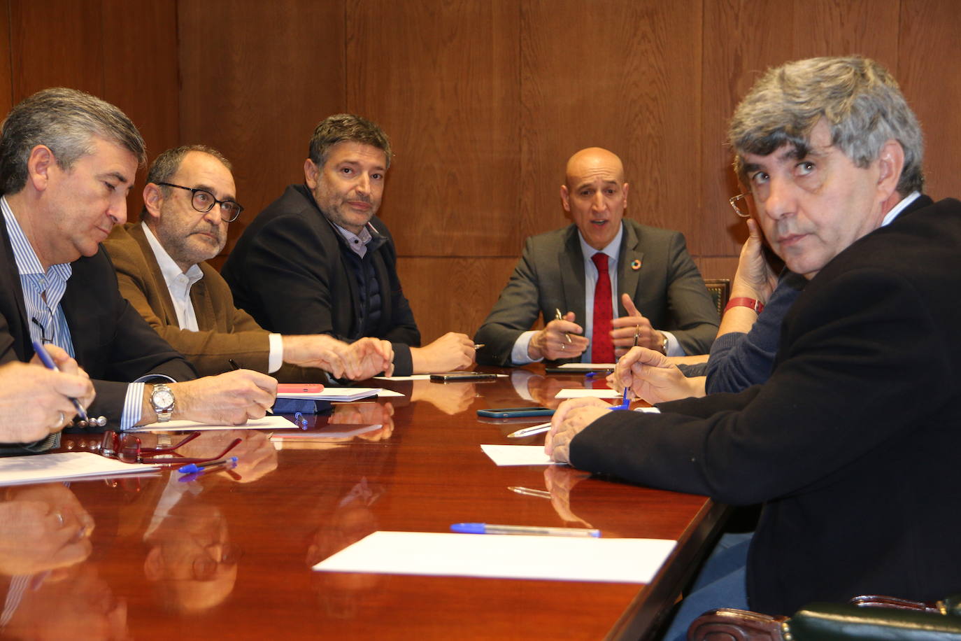 Fotos: Reunión previa a la Mesa por León