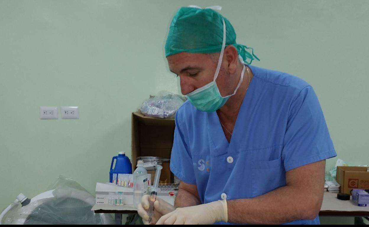 Un trabajador con mascarilla 