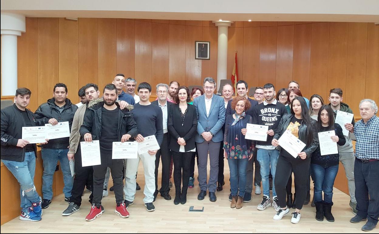 Foto de familia de los participantes en los diferentes programas.