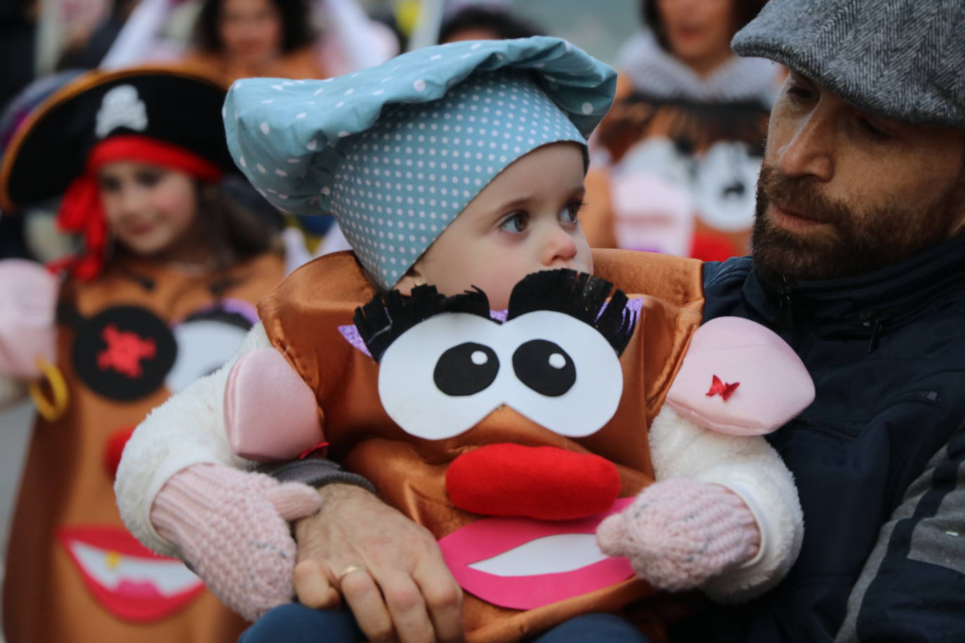 Miles de personas han salido a las calles en este segundo día de festejos para seguir la comitiva de la tradicional cabalgata, en un gran desfile que demuestra que sobran razones para lograr la Declaración de Interés Turístico Regional del Carnaval de Astorga.