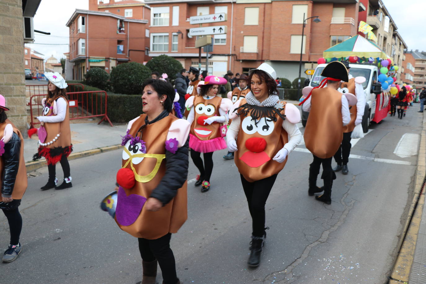 Miles de personas han salido a las calles en este segundo día de festejos para seguir la comitiva de la tradicional cabalgata, en un gran desfile que demuestra que sobran razones para lograr la Declaración de Interés Turístico Regional del Carnaval de Astorga.
