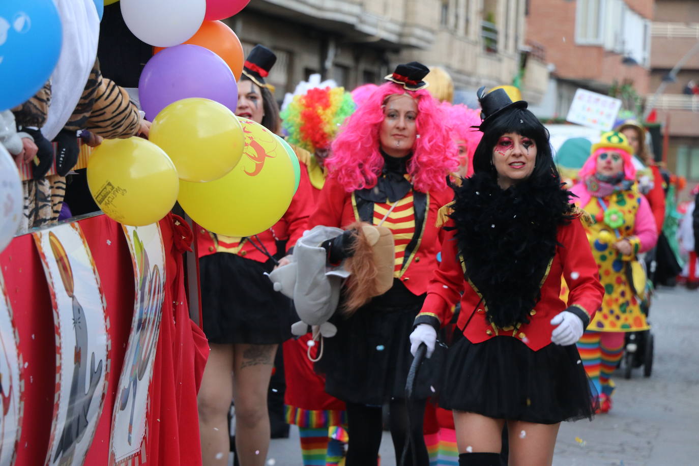 Miles de personas han salido a las calles en este segundo día de festejos para seguir la comitiva de la tradicional cabalgata, en un gran desfile que demuestra que sobran razones para lograr la Declaración de Interés Turístico Regional del Carnaval de Astorga.